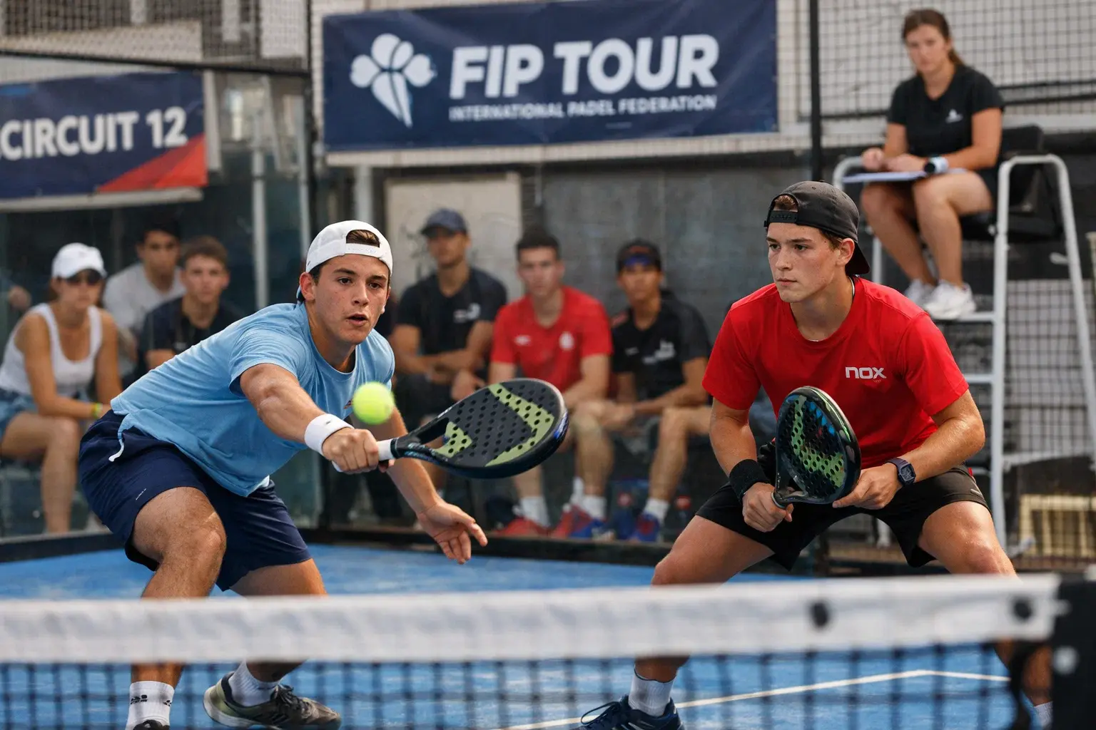 Torneo FIP Tour con jugadores emergentes compitiendo en pista de pádel